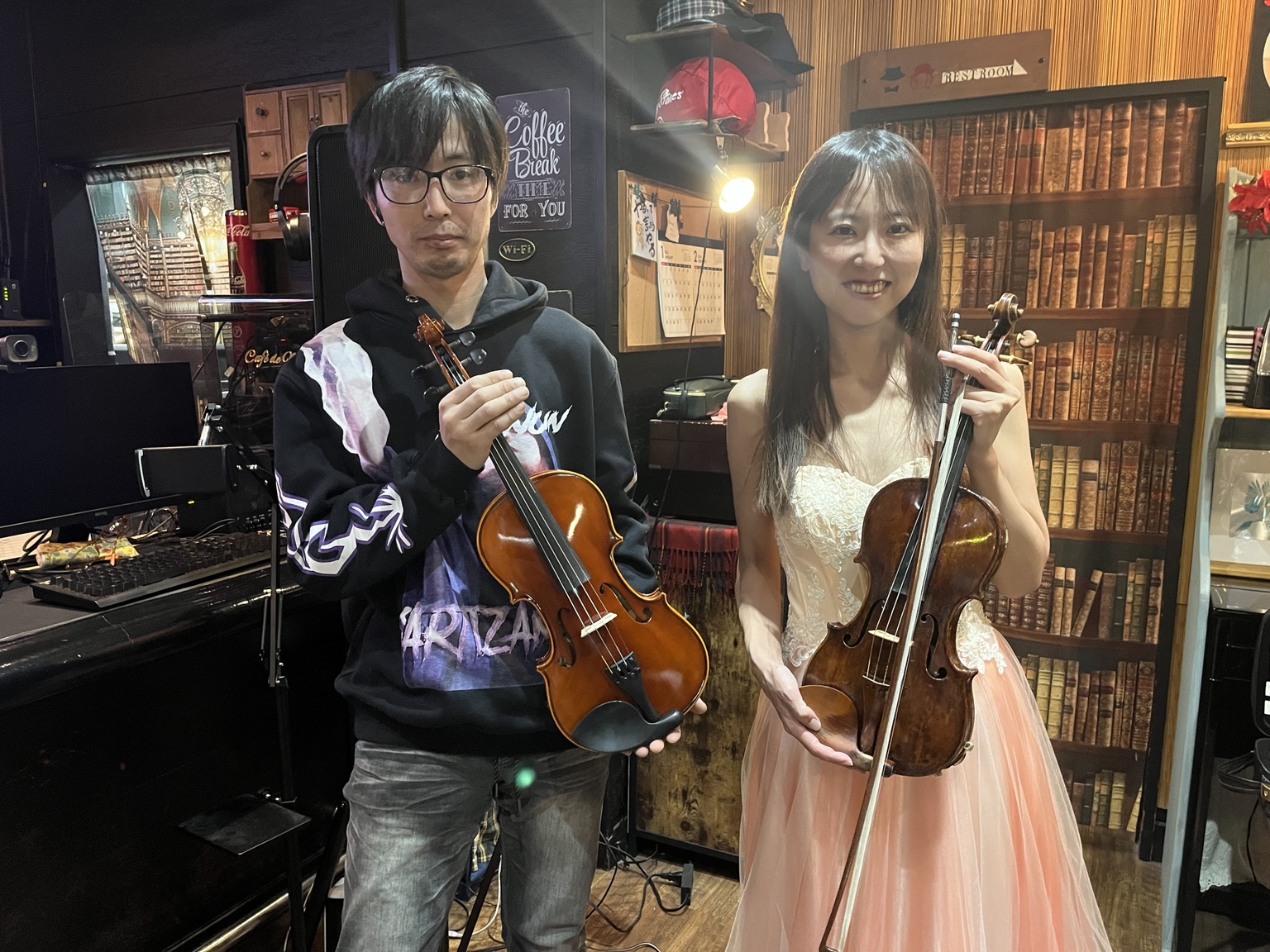 バイオリンを持つ二人の演奏者